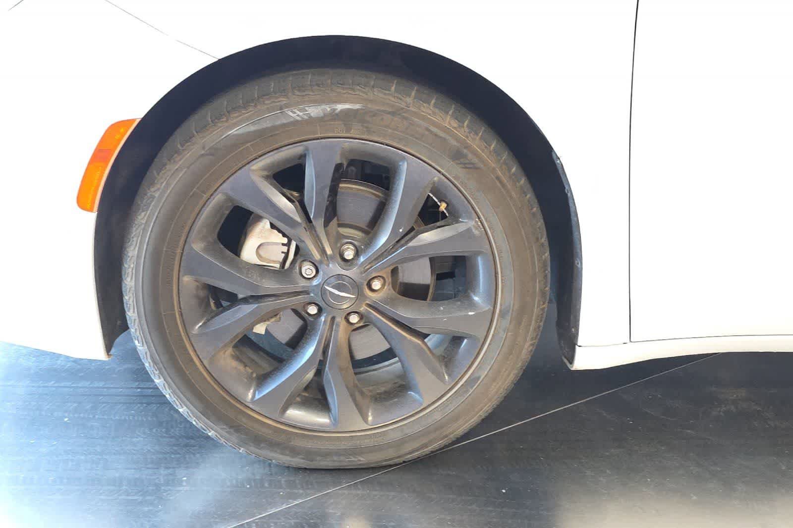 Used 2020 Chrysler Pacifica Touring w/ S Appearance Package FWD image 12
