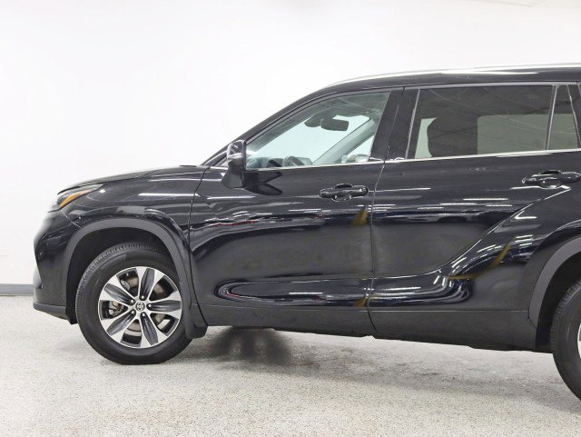 Used 2020 Toyota Highlander XLE AWD/4WD image 10