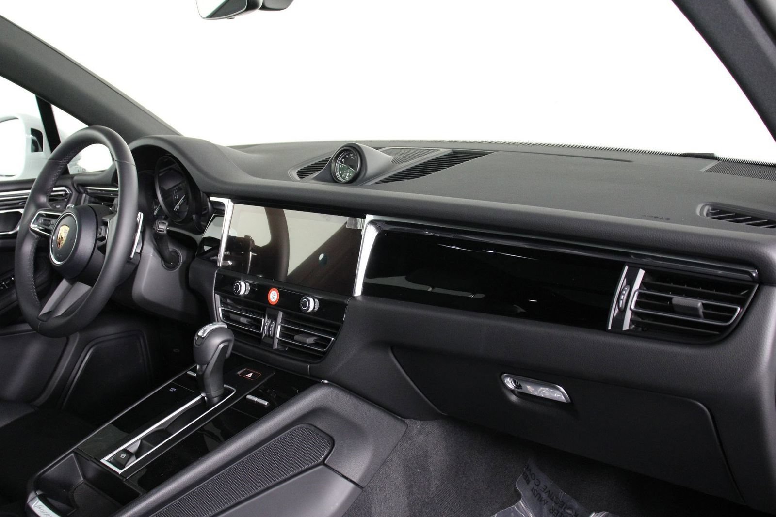 Certified 2026 Porsche Macan AWD/4WD image 24
