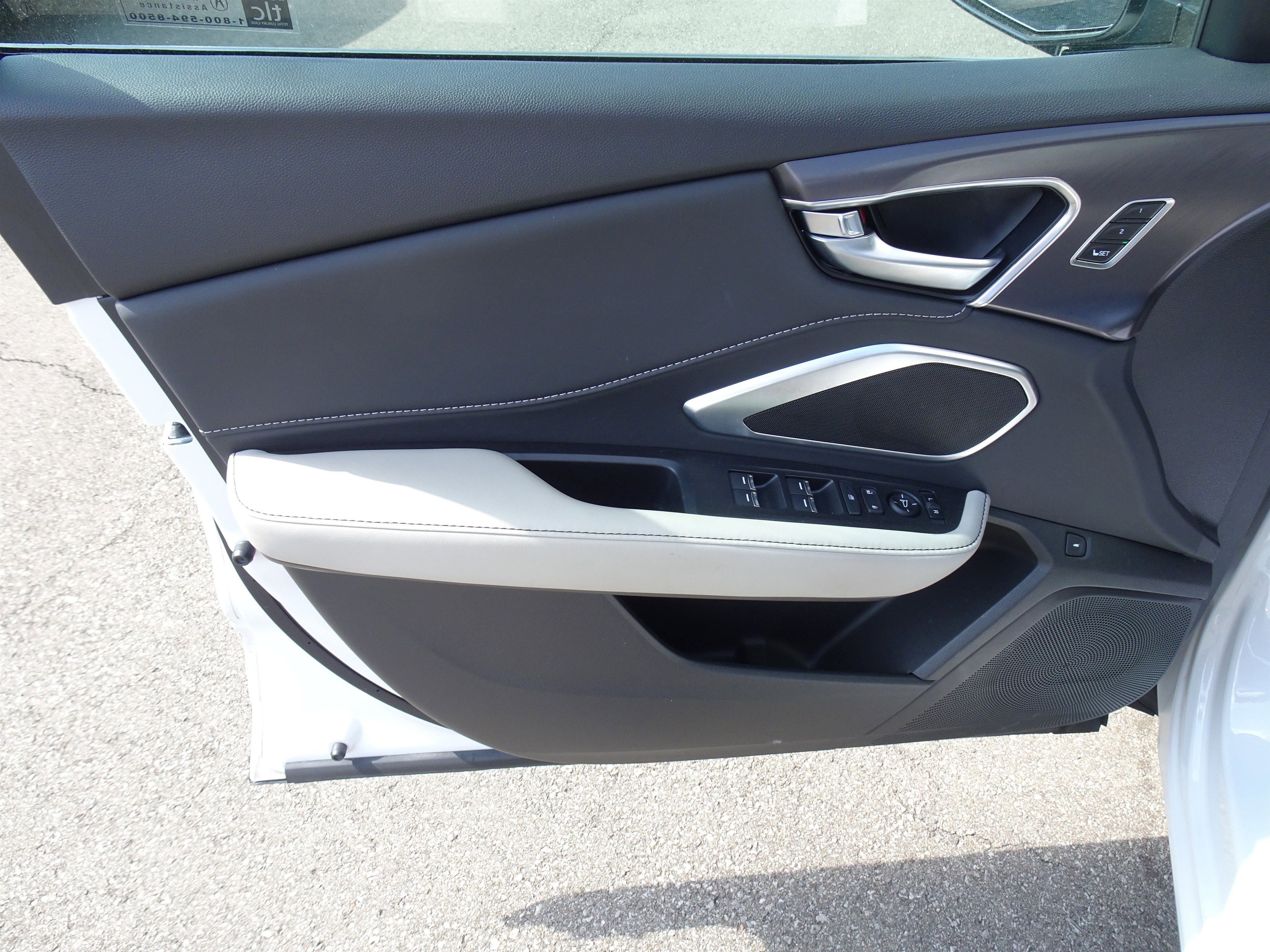 Used 2025 Acura RDX SH-AWD image 13