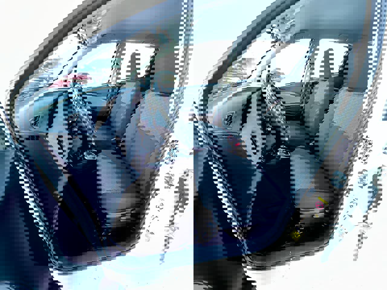 Used 2015 Toyota Yaris L image 11