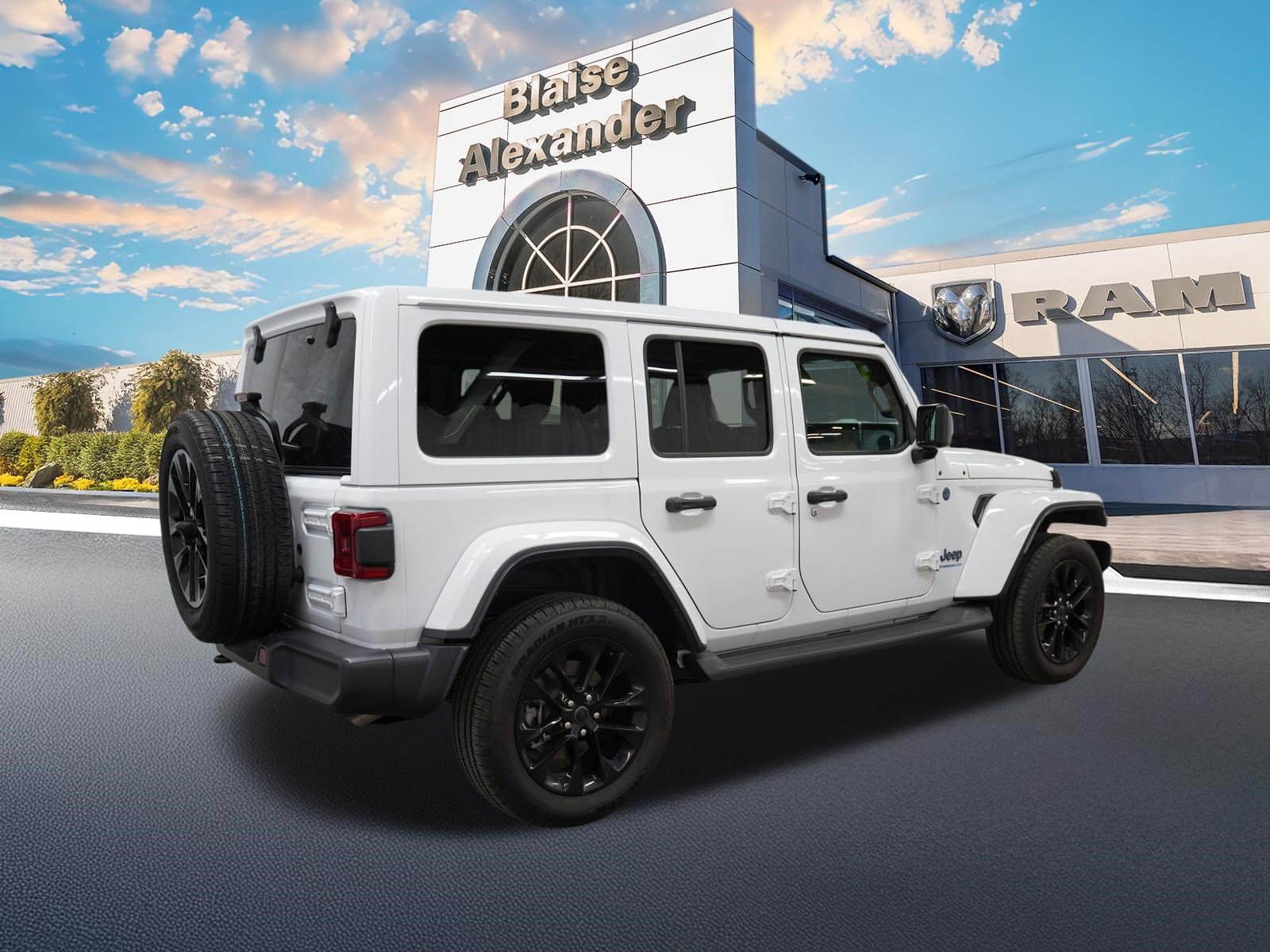 Used 2025 Jeep Wrangler Sahara AWD/4WD image 3
