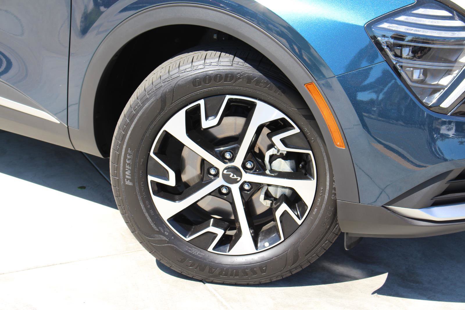 Used 2025 Kia Sportage EX image 3