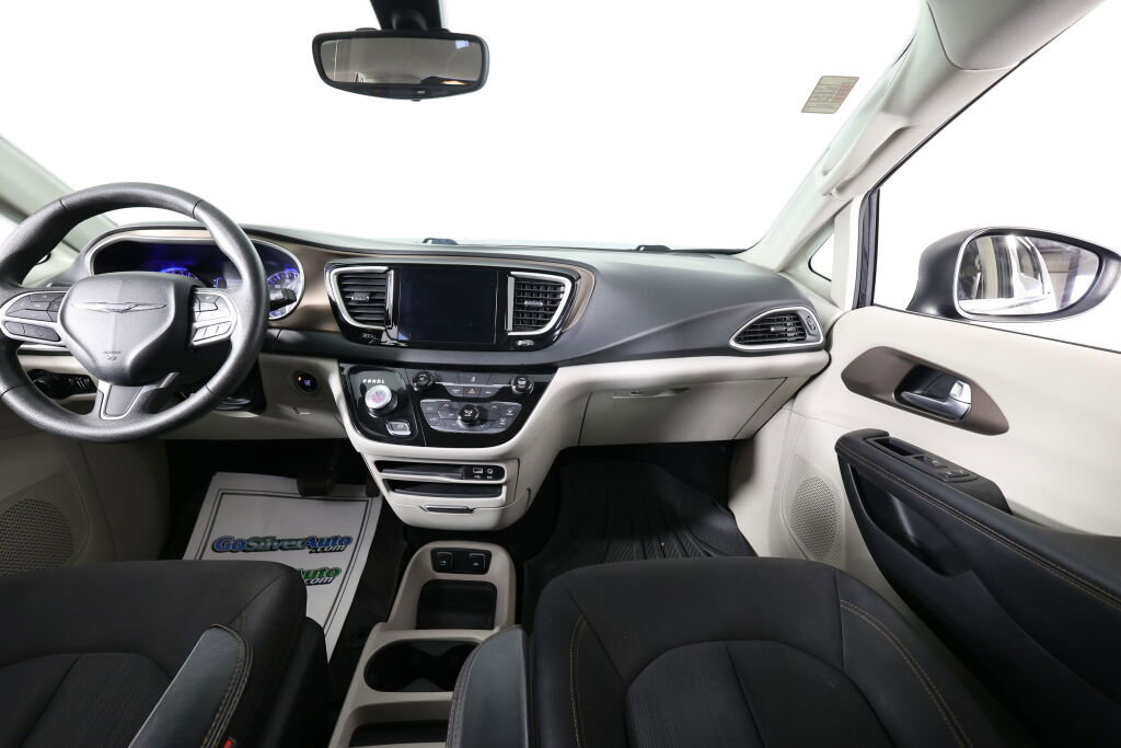 Used 2017 Chrysler Pacifica Touring image 28