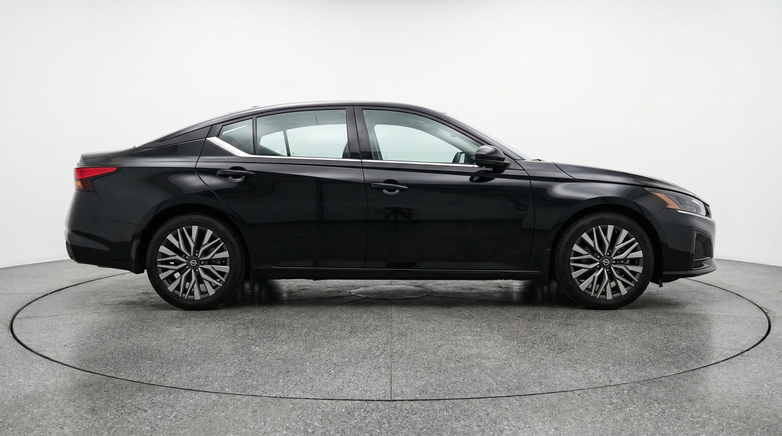 Used 2025 Nissan Altima 2.5 SV FWD image 11