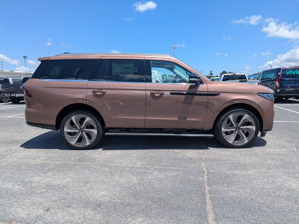 New 2026 Lincoln Navigator Black Label AWD/4WD image 3