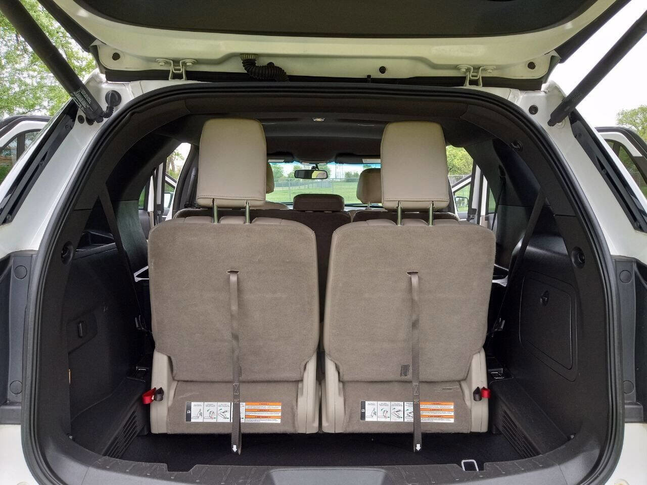 Used 2014 Ford Explorer XLT w/ Equipment Group 202A FWD image 9