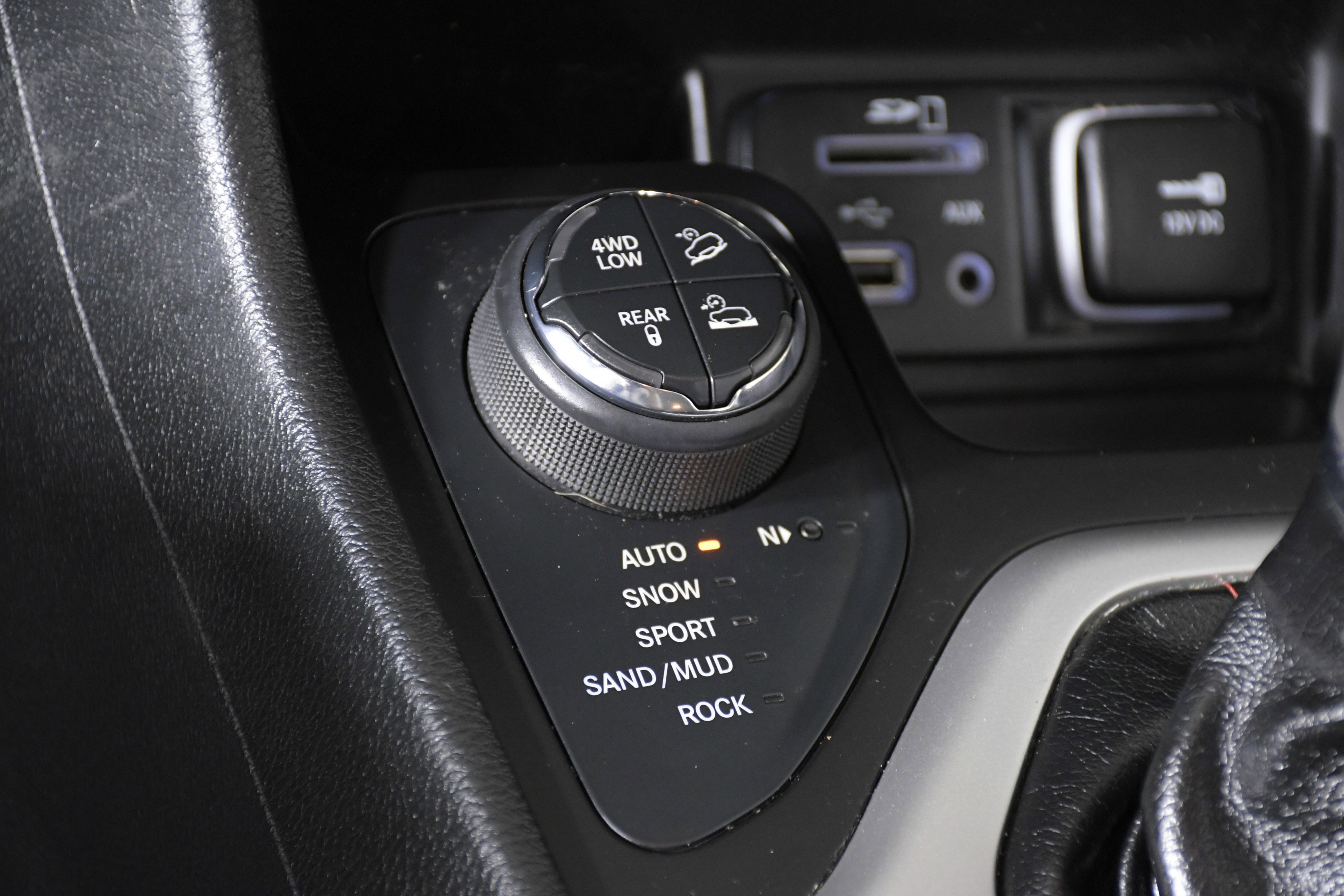 Used 2016 Jeep Cherokee Trailhawk w/ Comfort/Convenience Group image 19