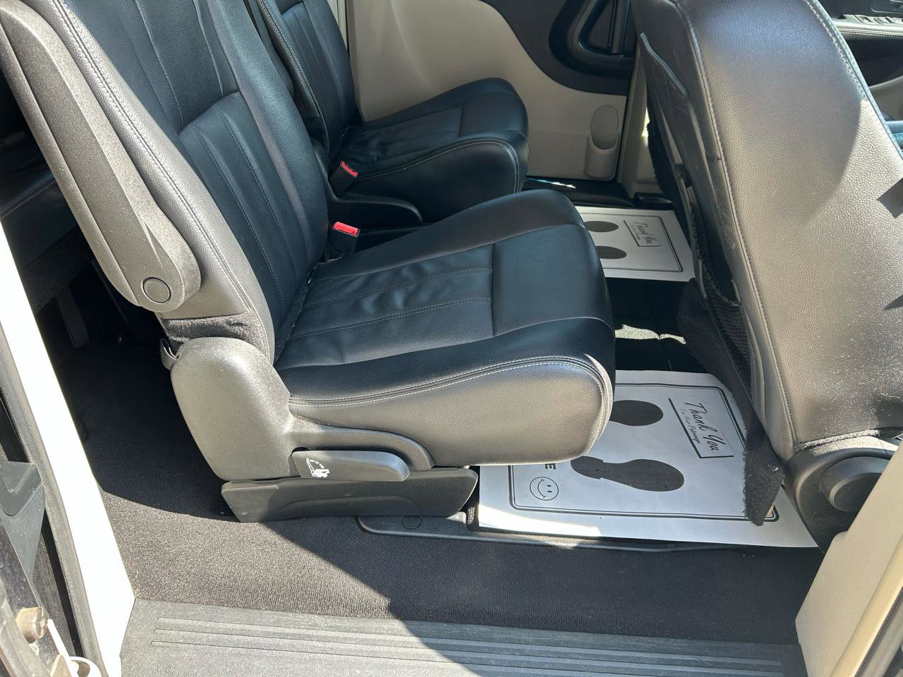 Used 2015 Chrysler Town & Country Touring image 11