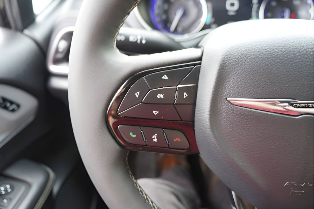 Used 2025 Chrysler Pacifica Limited image 20