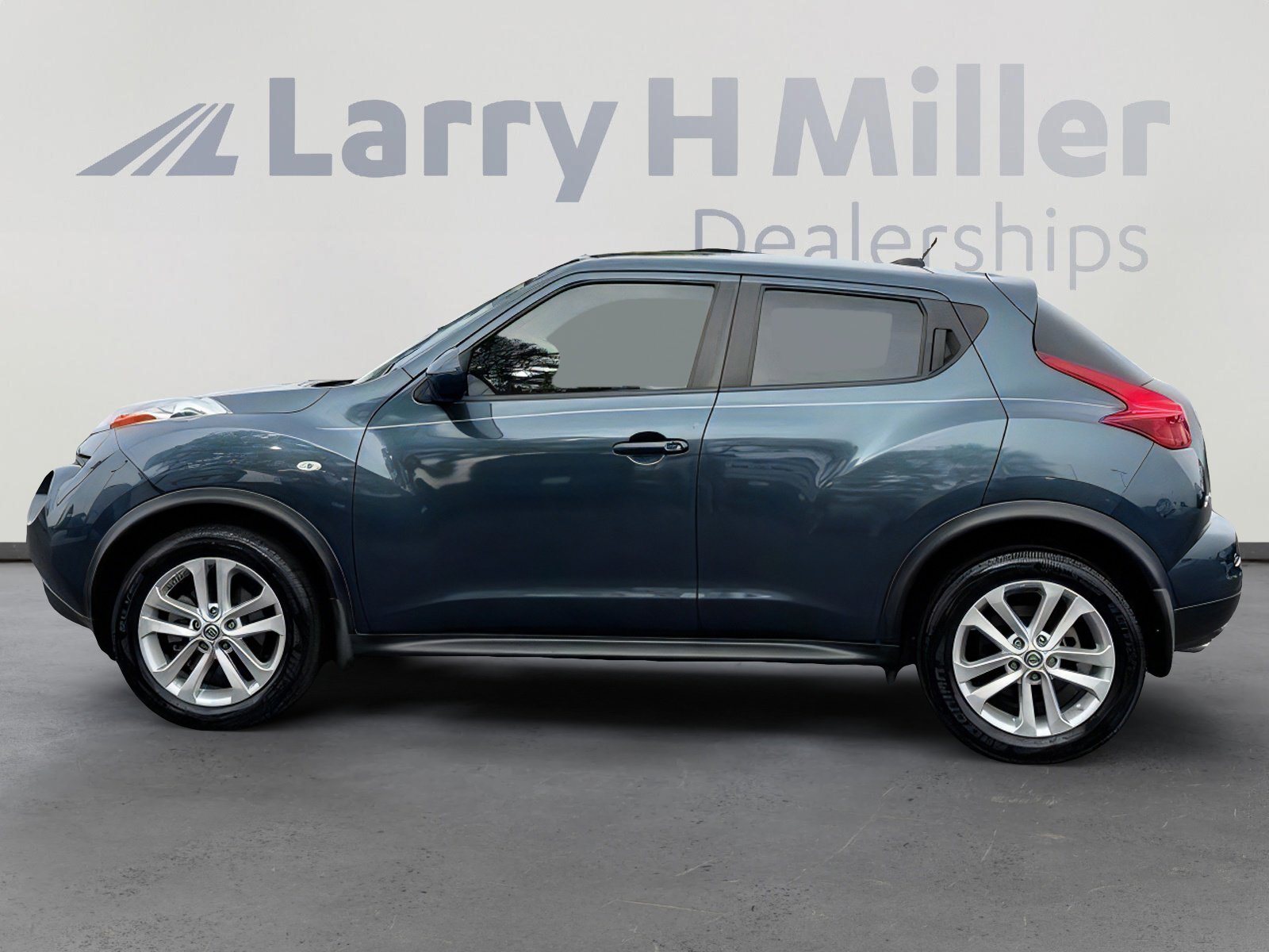 Used 2011 Nissan Juke SV FWD image 2