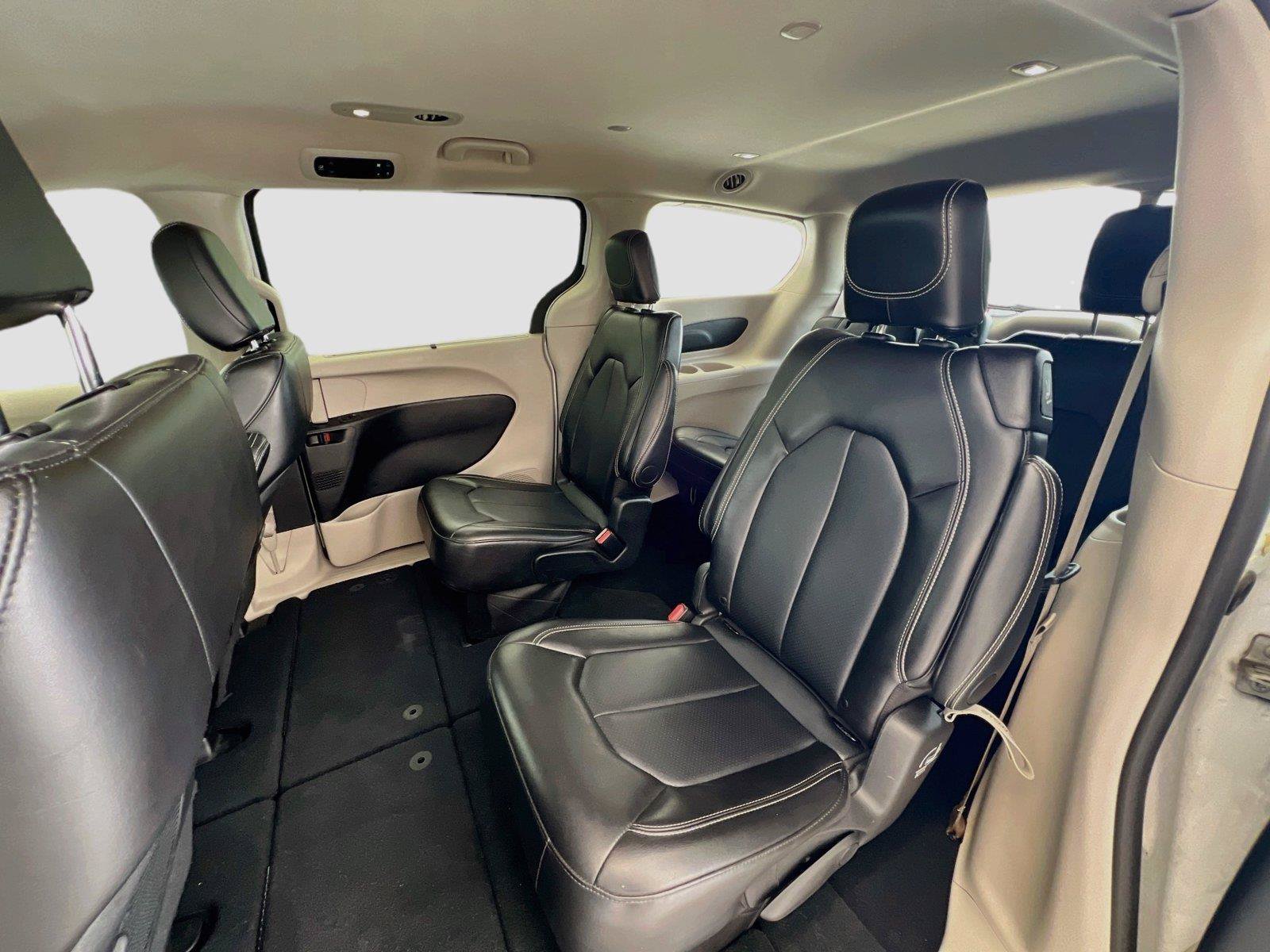 Used 2024 Chrysler Pacifica Touring-L FWD image 22