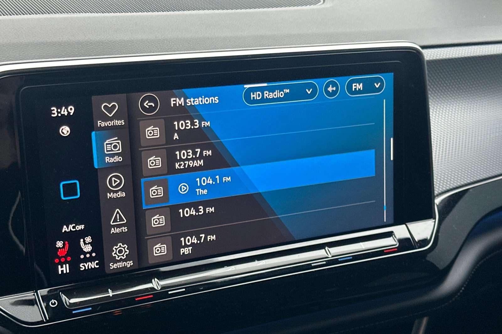 Used 2024 Volkswagen Atlas Cross Sport SEL R-Line image 18