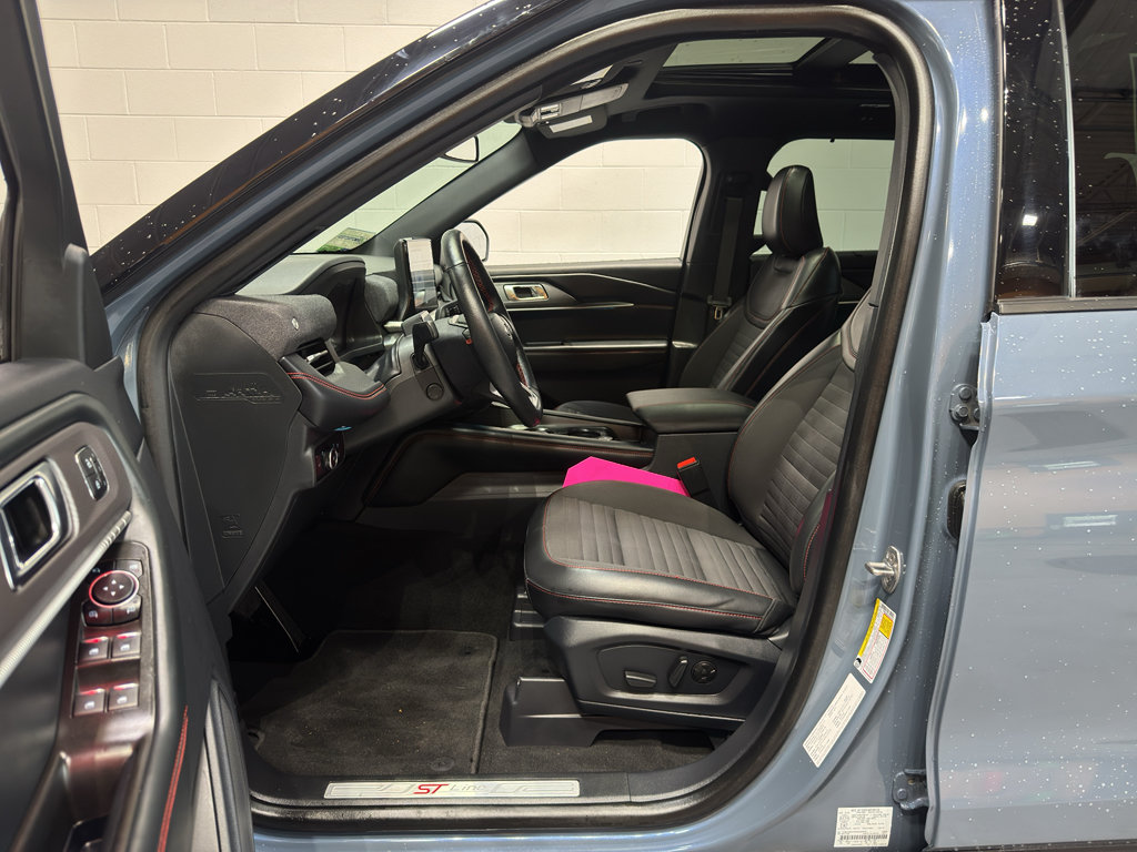 Used 2025 Ford Explorer ST-Line w/ ST-Line Street Pack AWD/4WD image 16