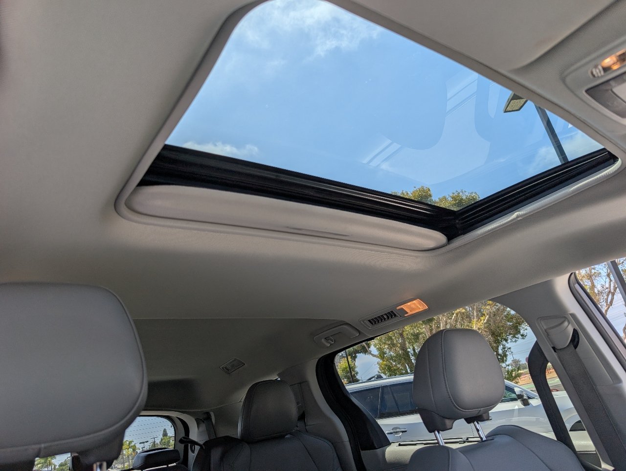 Used 2023 Toyota Sienna XLE FWD image 3