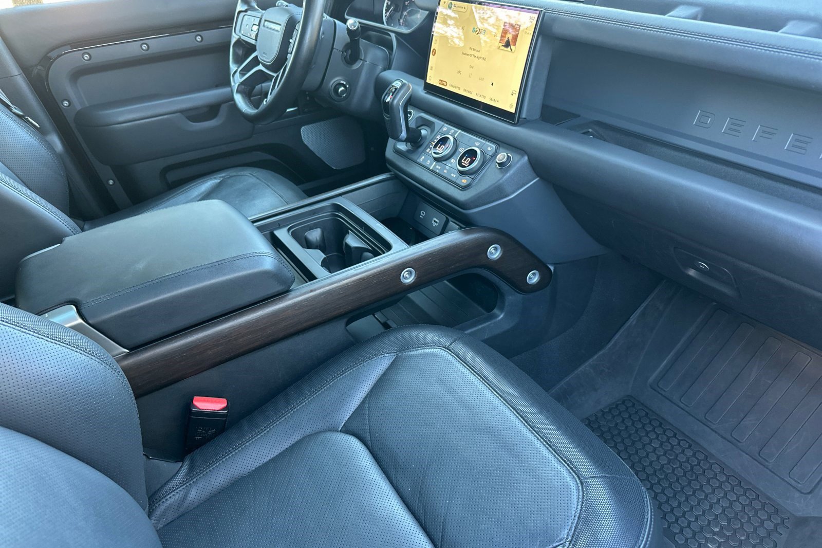 Used 2023 Land Rover Defender 130 X-Dynamic SE image 19