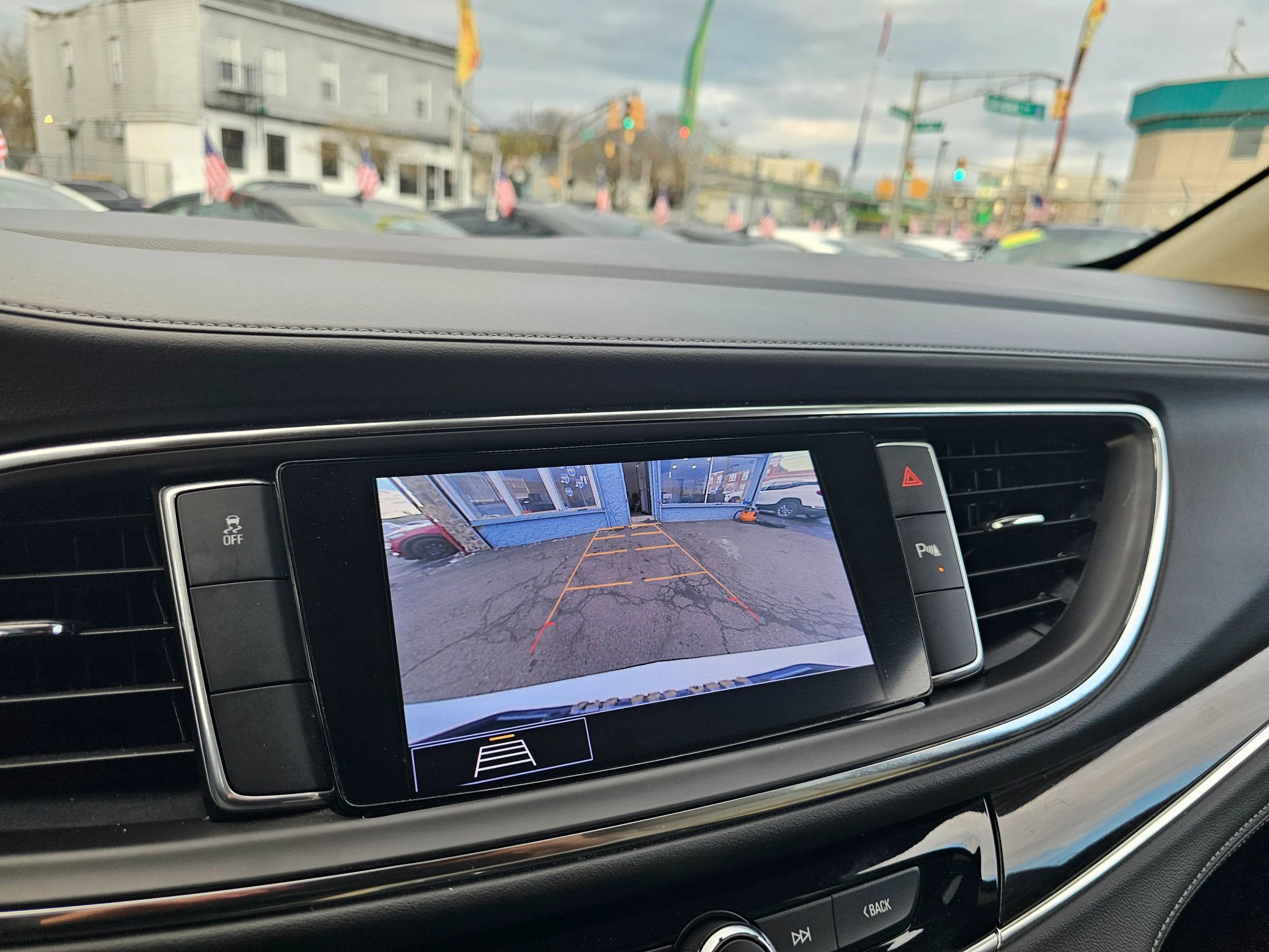 Used 2021 Buick Enclave Essence image 26