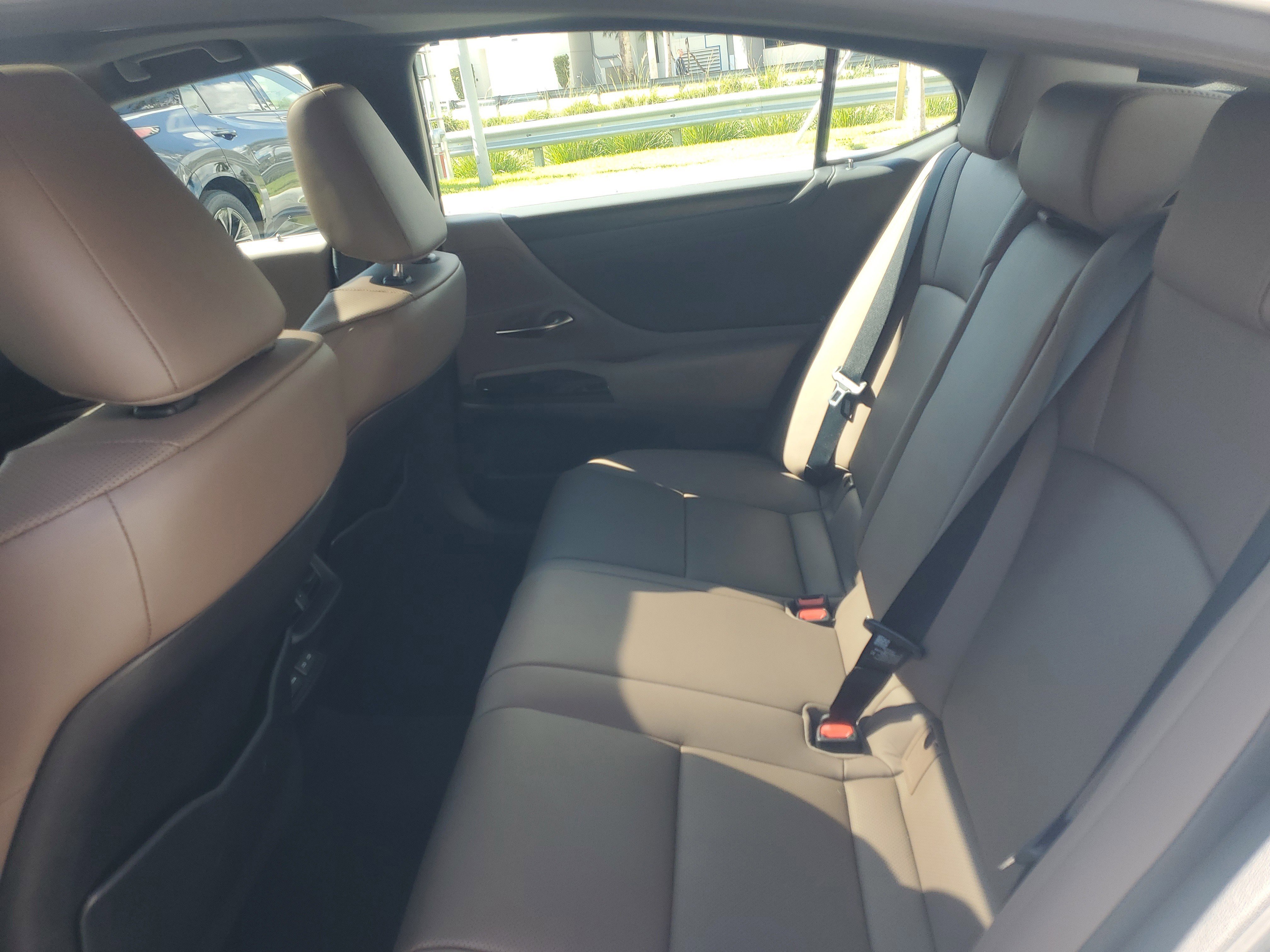 Used 2023 Lexus ES 300h w/ Premium Package image 11