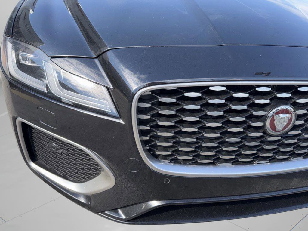 Used 2022 Jaguar XF SE image 37