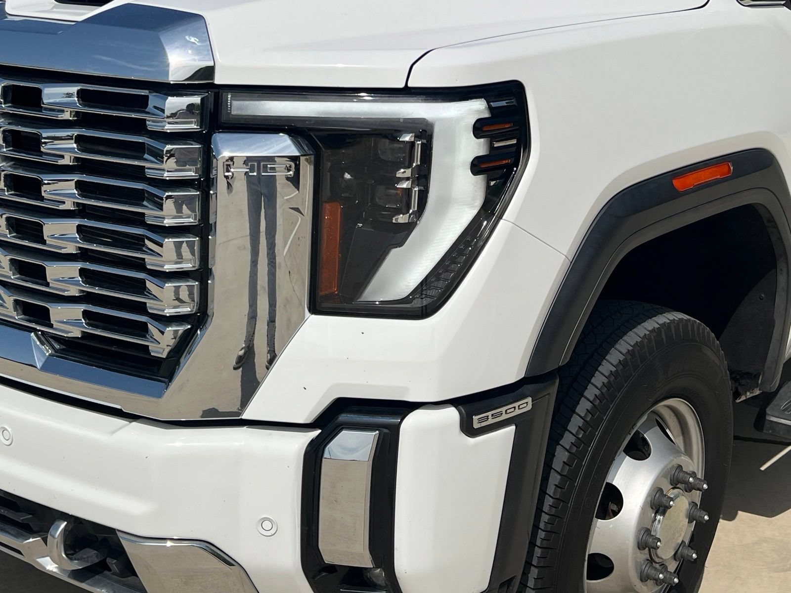 Used 2024 GMC Sierra 3500 Denali w/ Denali Reserve Package AWD/4WD image 4