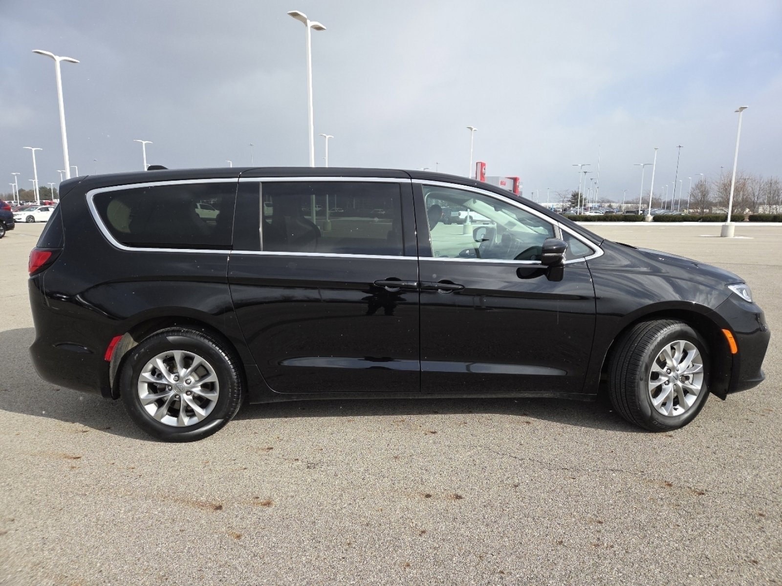Used 2024 Chrysler Pacifica Touring-L image 18