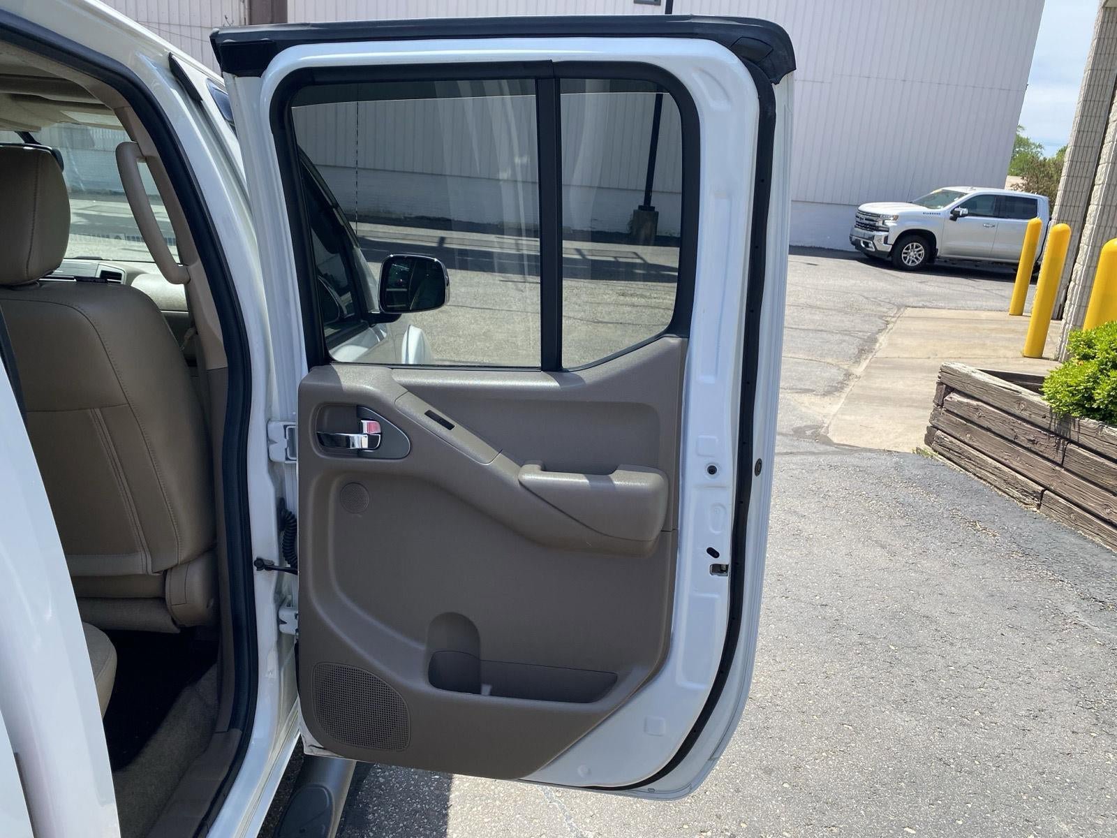 Used 2013 Nissan Frontier SL w/ Moonroof Pkg AWD/4WD image 29