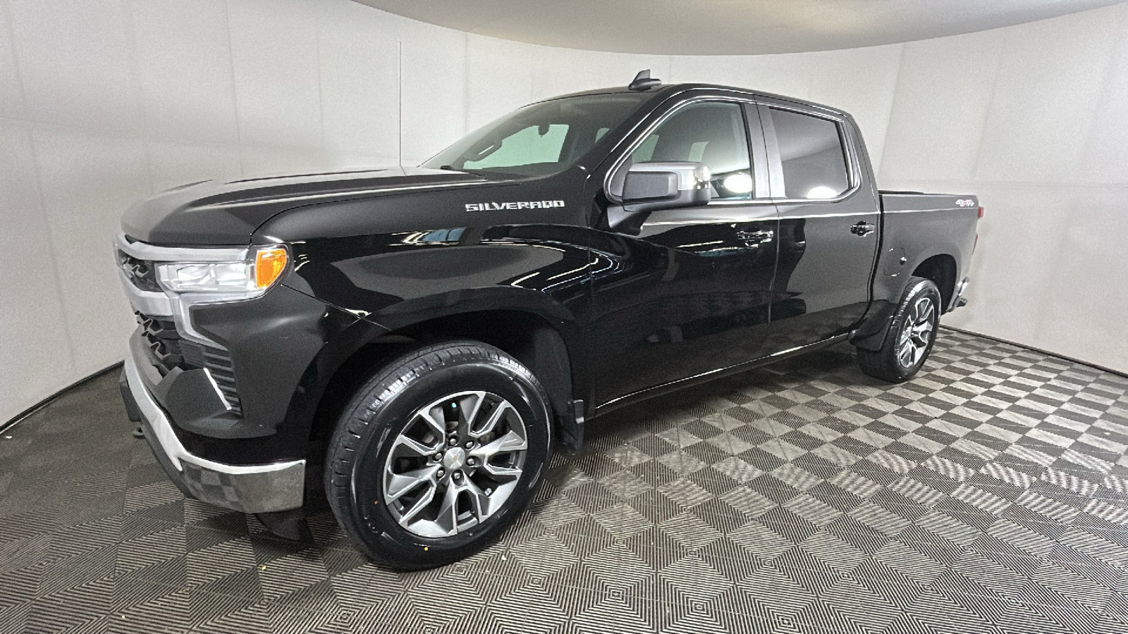 Used 2024 Chevrolet Silverado 1500 LT AWD/4WD image 7