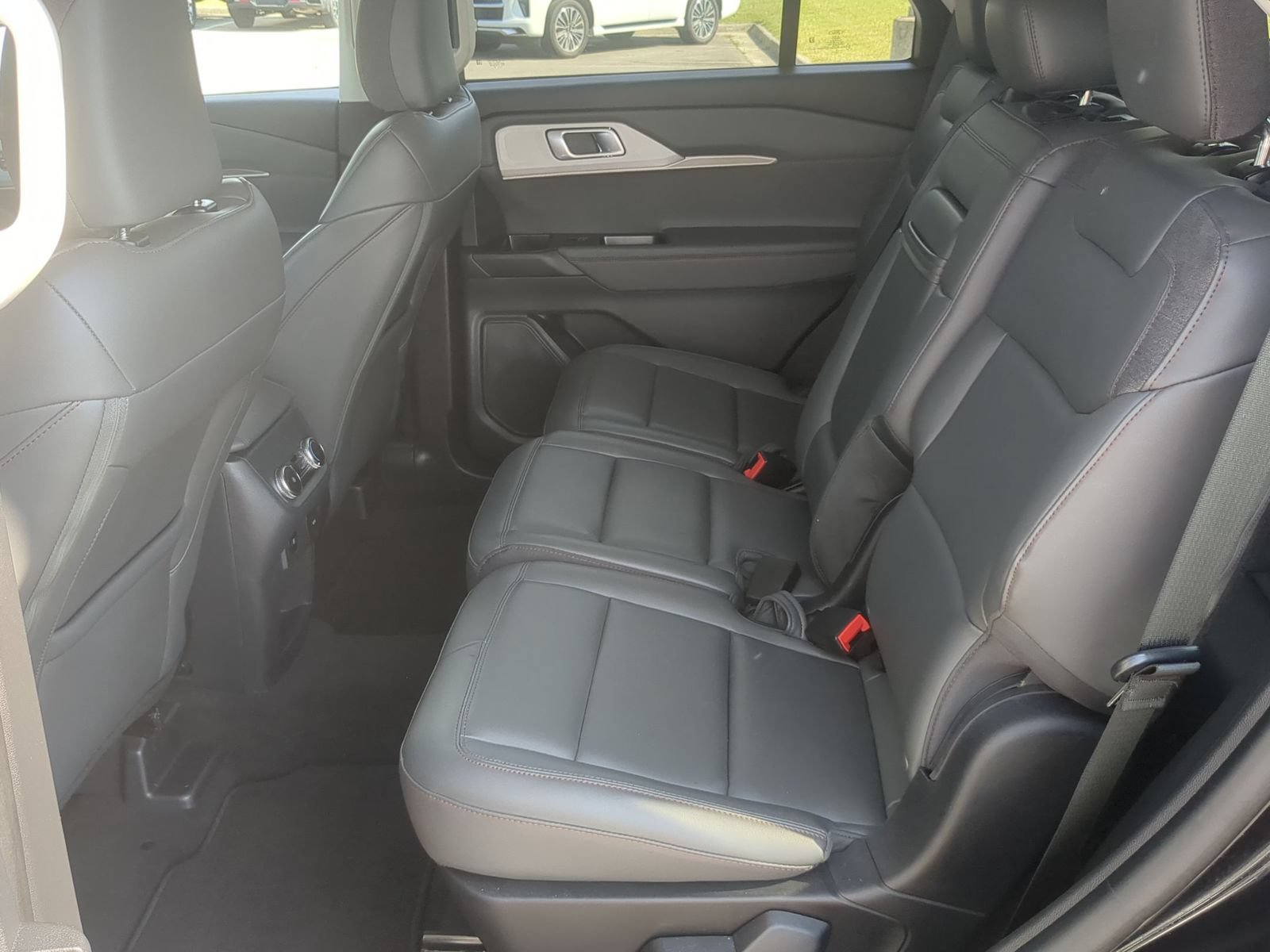 Used 2025 Ford Explorer Active w/ Active Comfort Package AWD/4WD image 26