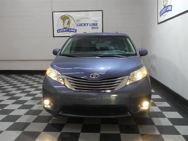 Used 2015 Toyota Sienna XLE FWD image 2