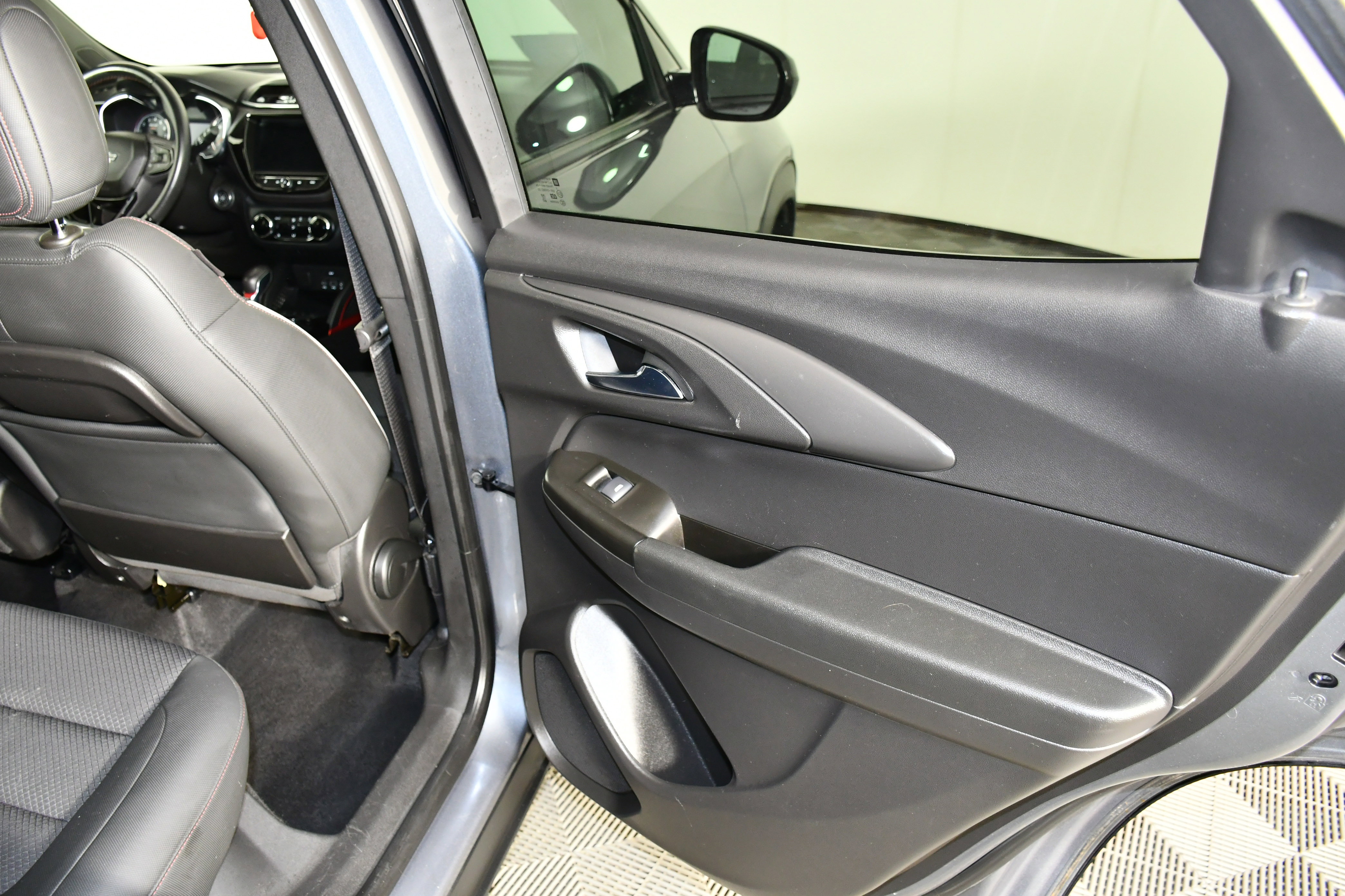 Used 2021 Chevrolet TrailBlazer RS w/ Sun and Liftgate Package image 43