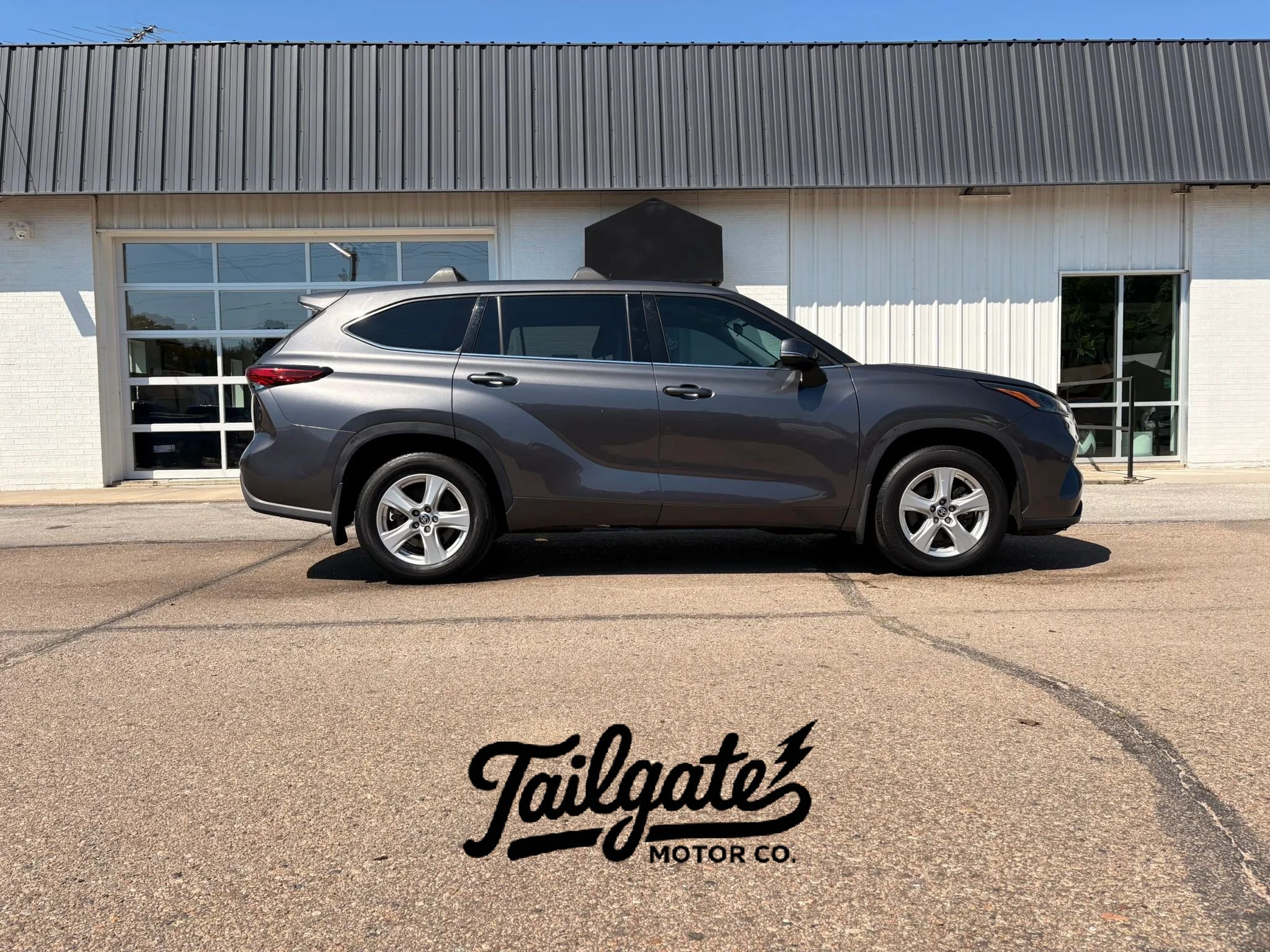 Used 2022 Toyota Highlander LE AWD/4WD image 1