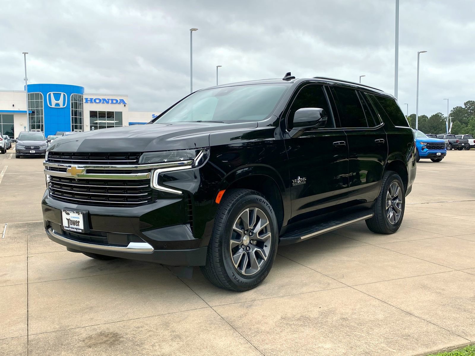 Used 2024 Chevrolet Tahoe LT w/ Luxury Package RWD image 3