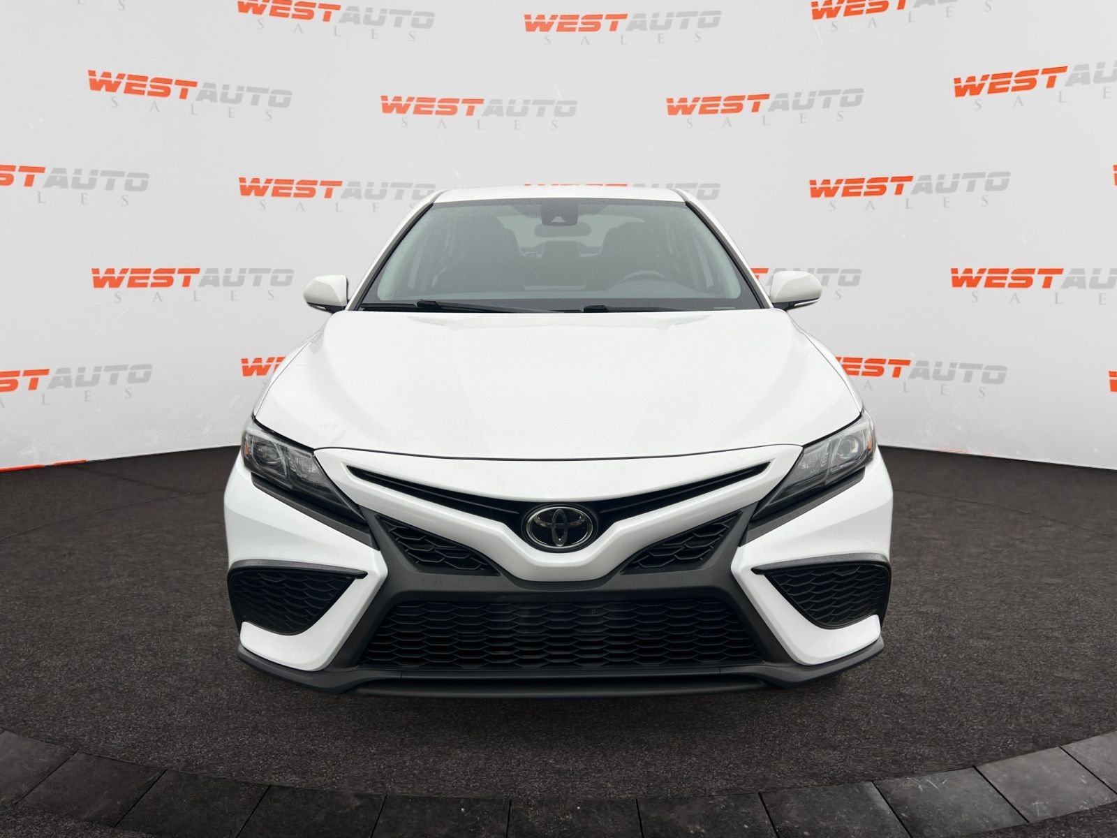 Used 2021 Toyota Camry SE w/ Cold Weather Package image 8