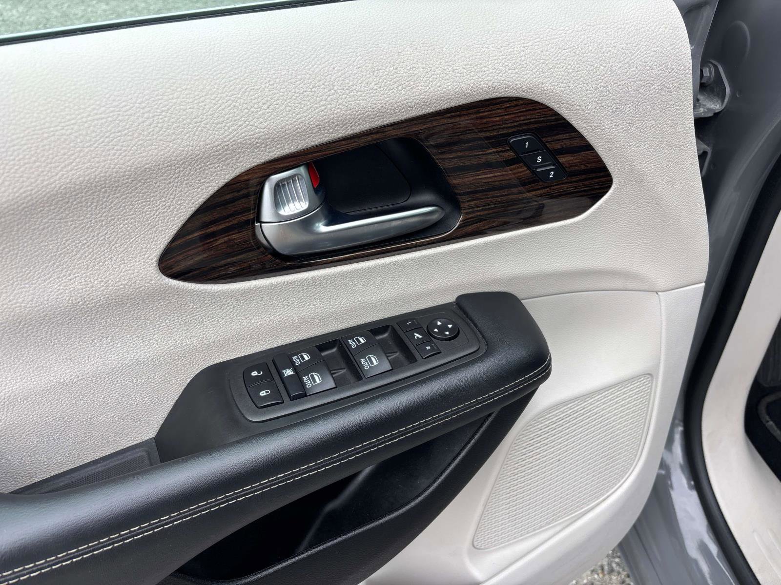 Used 2023 Chrysler Pacifica Limited image 12