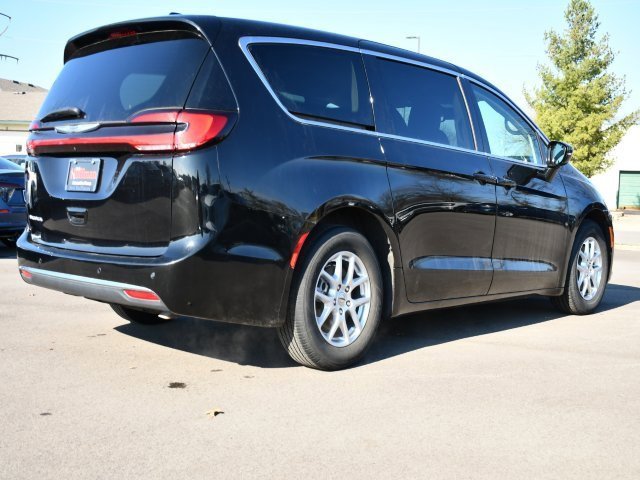 Used 2024 Chrysler Pacifica Touring-L image 7