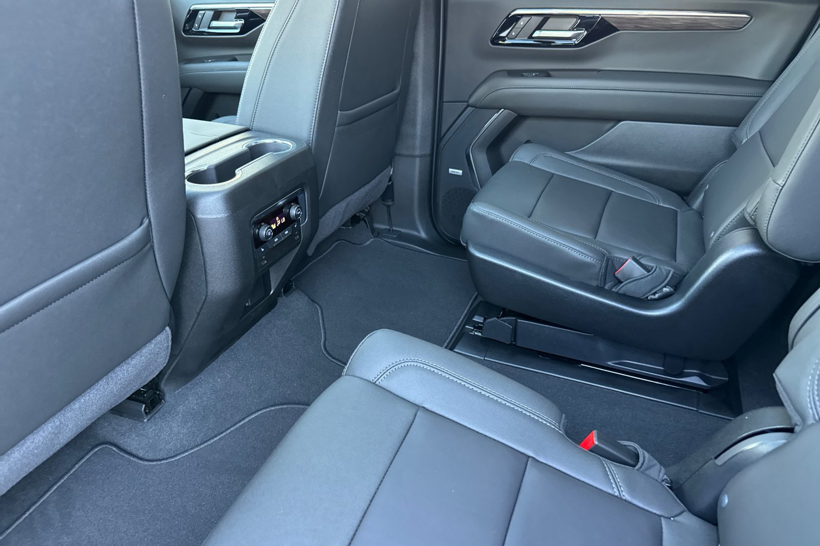 New 2027 Chevrolet Suburban Z71 w/ Comfort Package AWD/4WD image 11