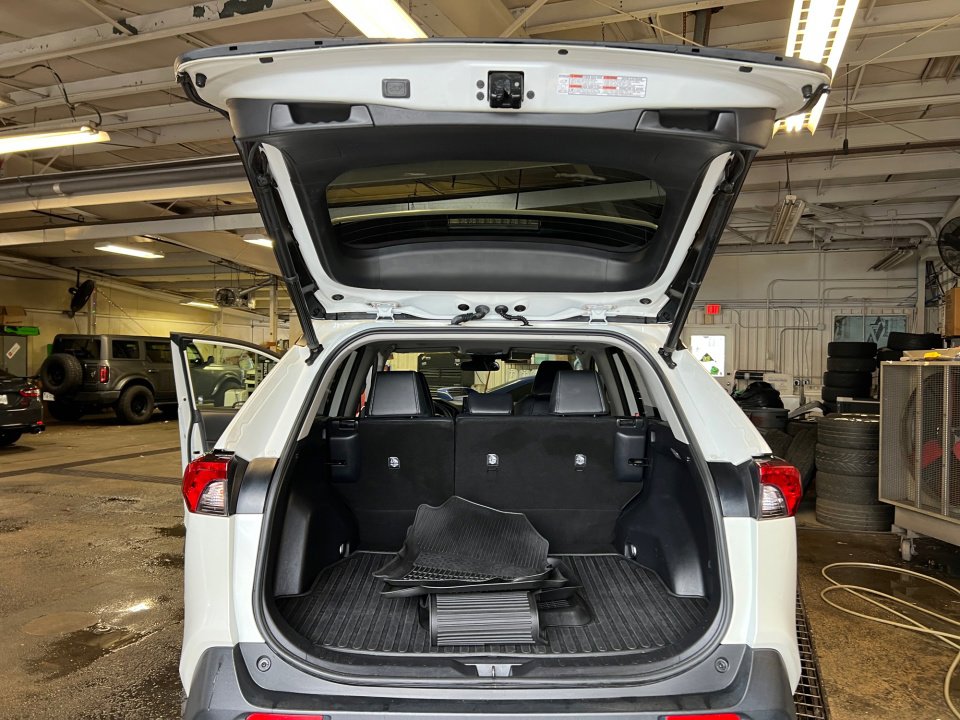 Used 2021 Toyota RAV4 XLE Premium image 19