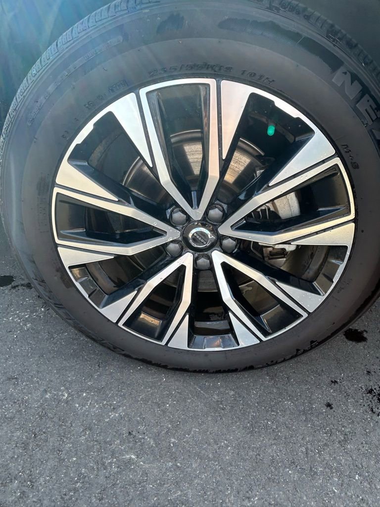 Used 2023 Volvo XC60 B5 Plus image 9