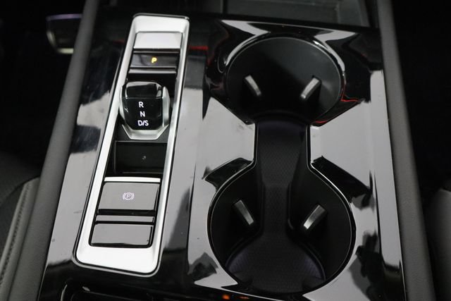 Used 2025 Volkswagen Atlas Peak Edition SE AWD/4WD image 33