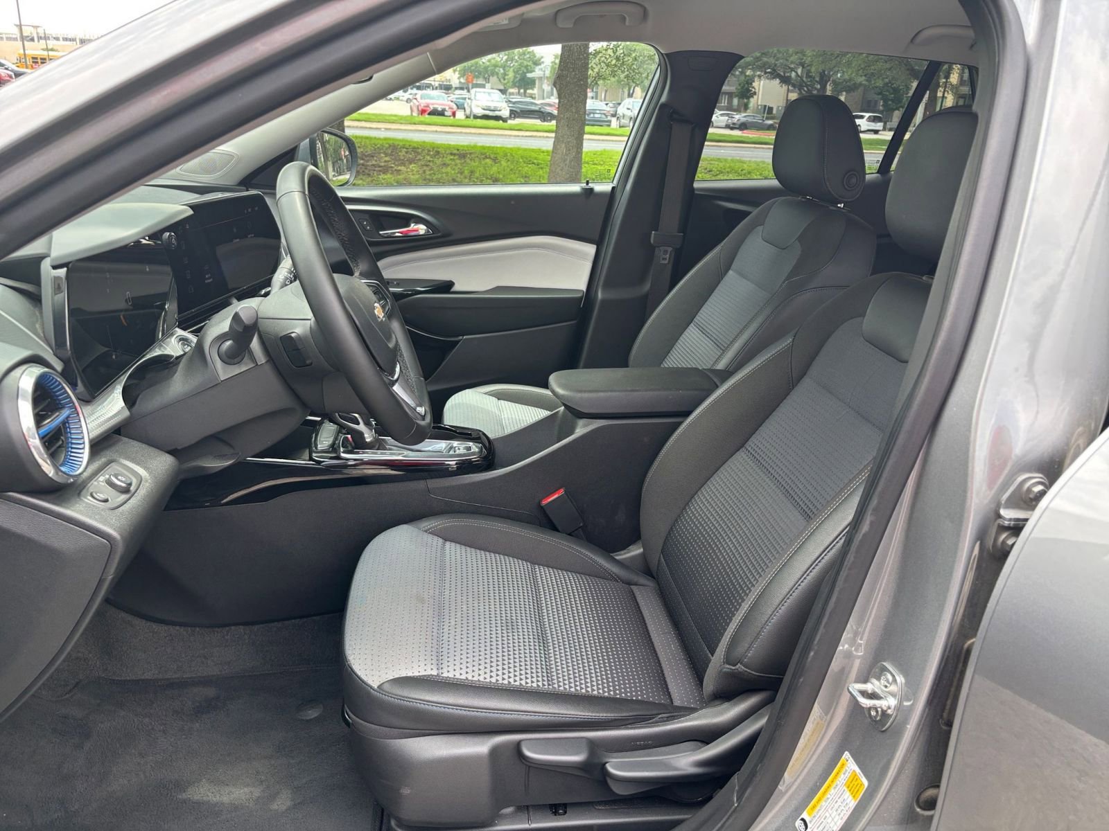 Used 2025 Chevrolet Trax LT w/ LT Convenience Package FWD image 31