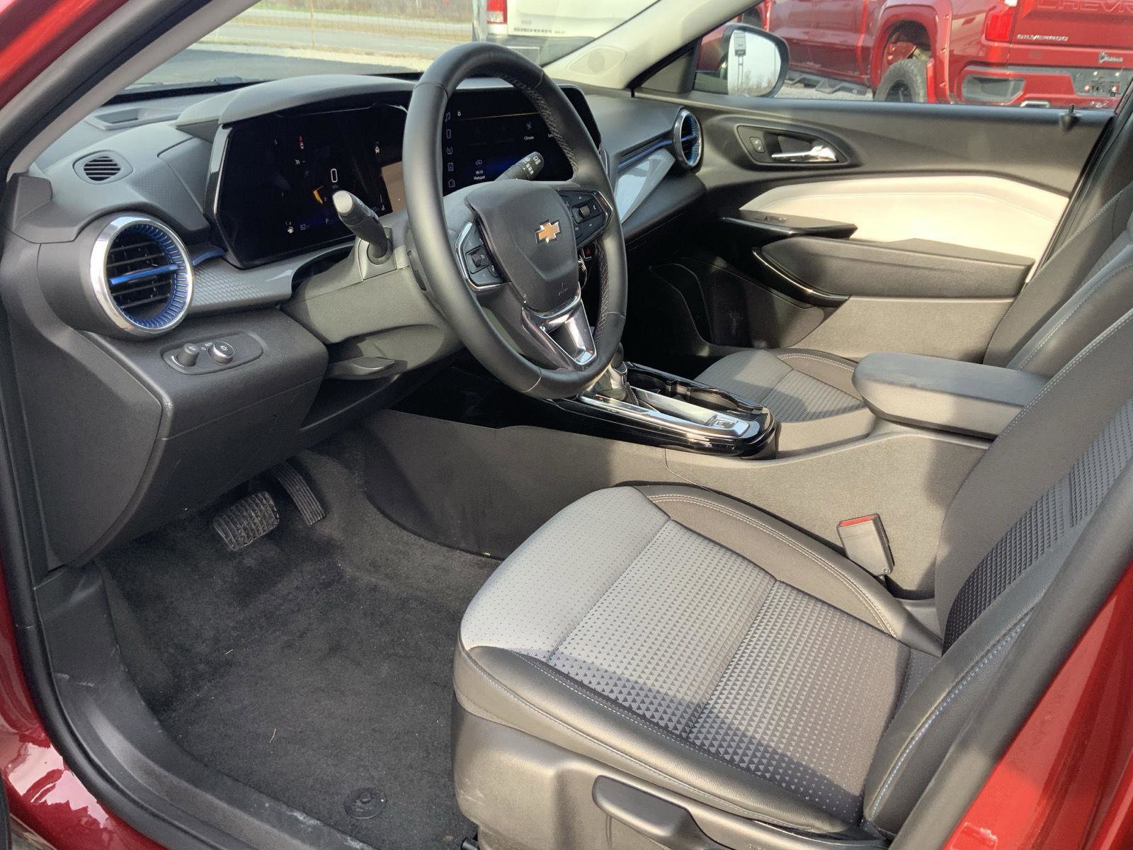 Used 2025 Chevrolet Trax LT w/ LT Convenience Package image 22