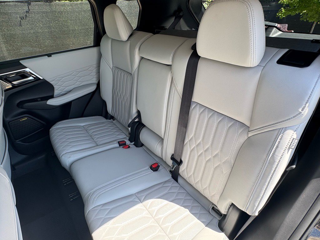 Used 2025 Mitsubishi Outlander AWD image 22