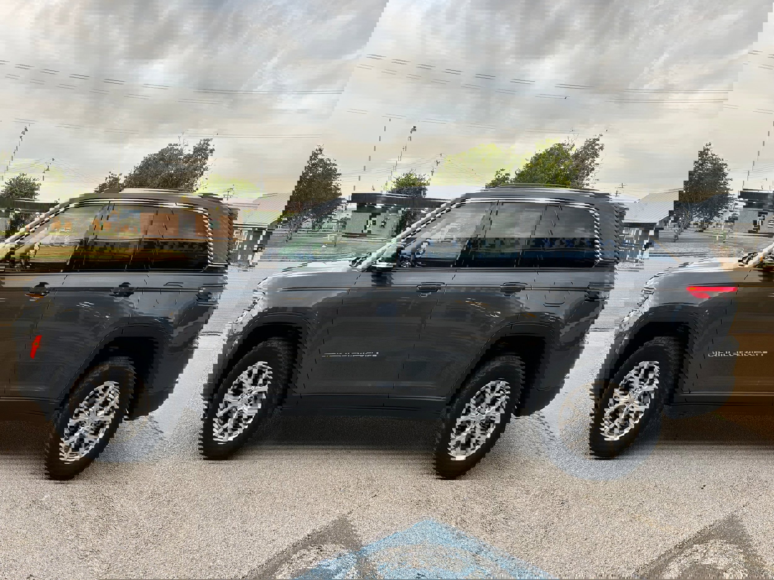 Used 2022 Jeep Grand Cherokee Limited image 3