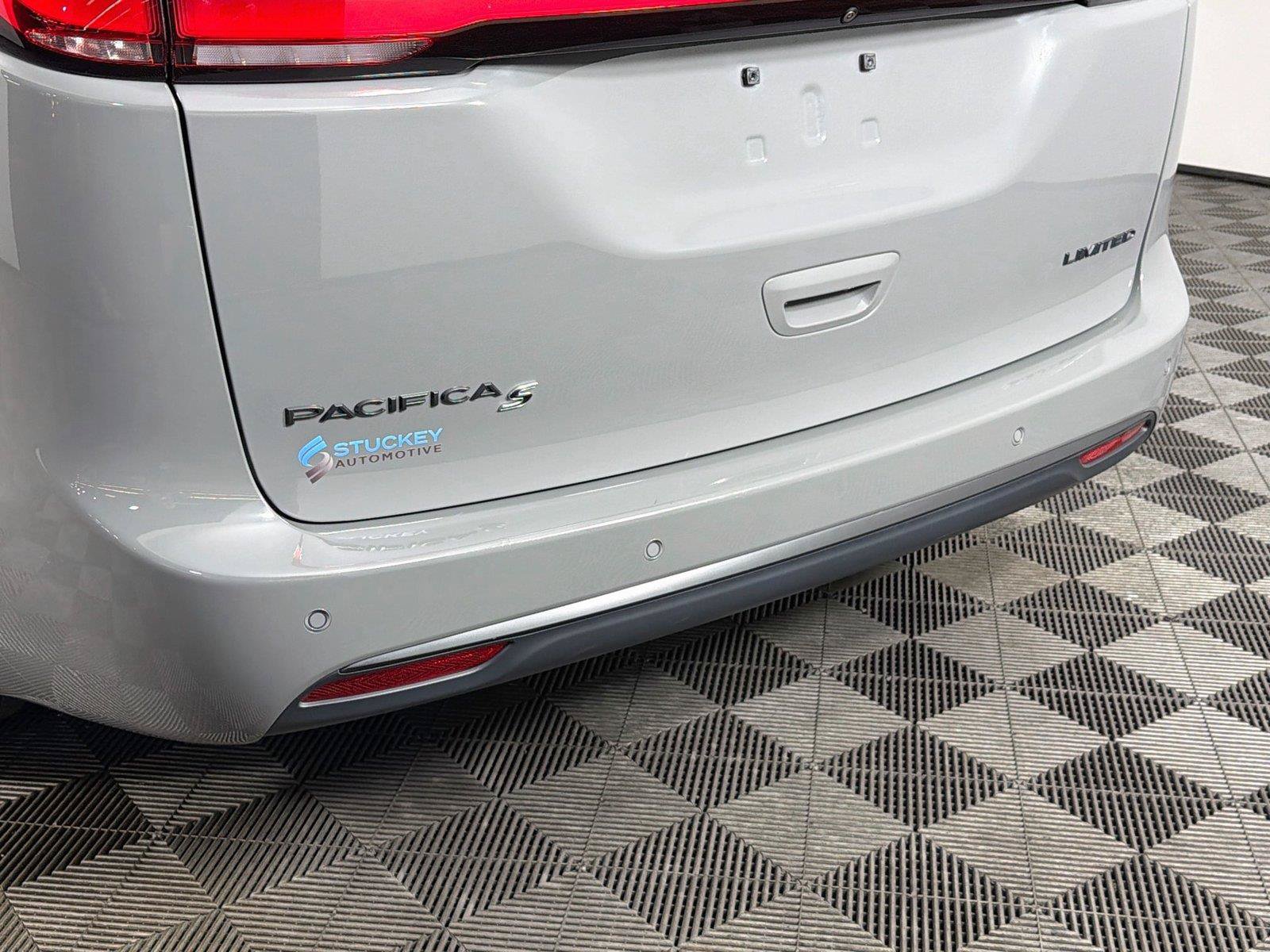 Used 2025 Chrysler Pacifica Limited FWD image 39