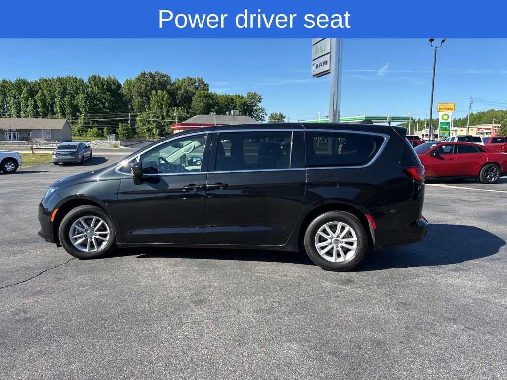 Used 2023 Chrysler Voyager LX FWD image 7