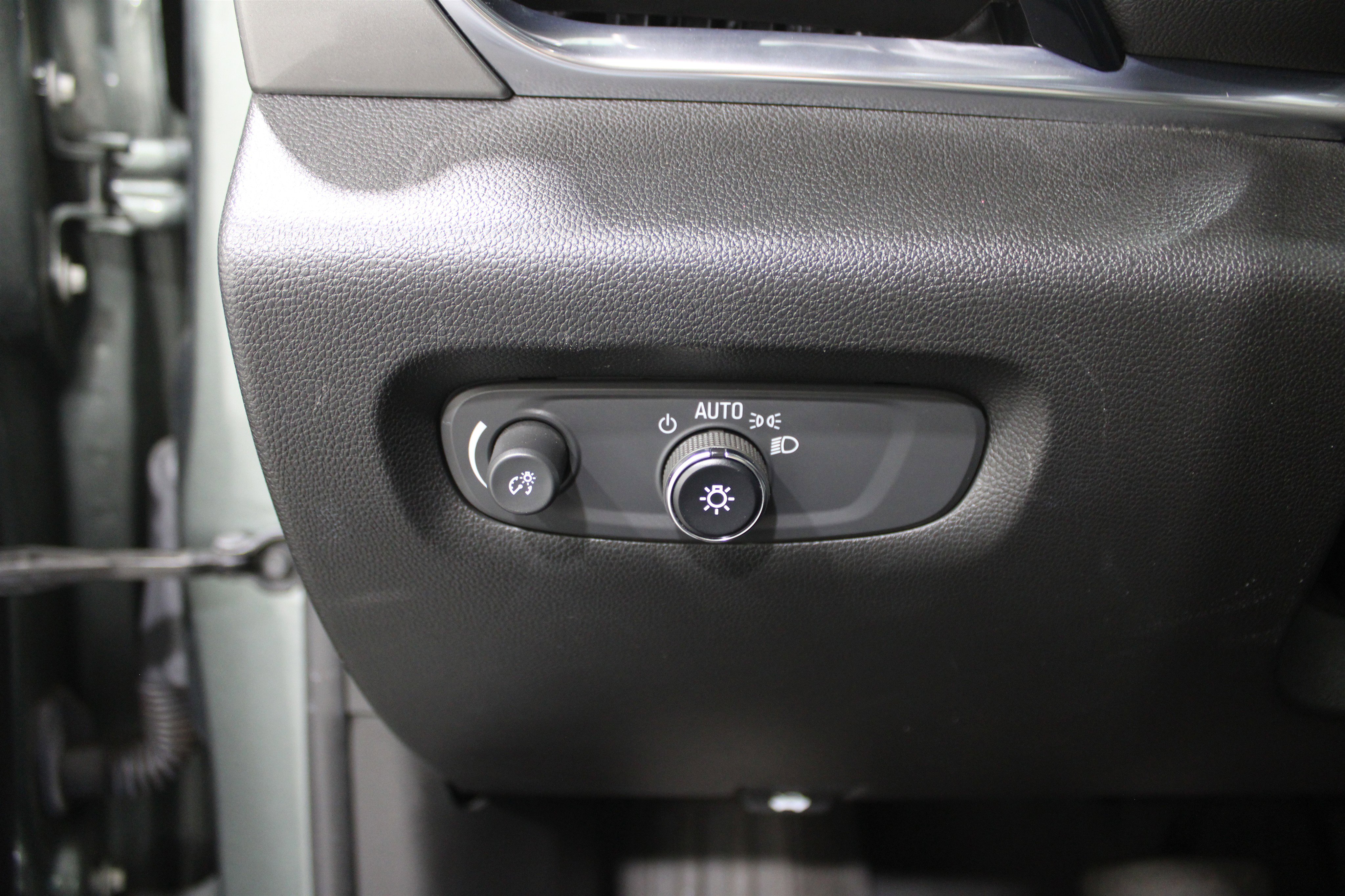 Used 2023 Chevrolet Traverse LT image 9