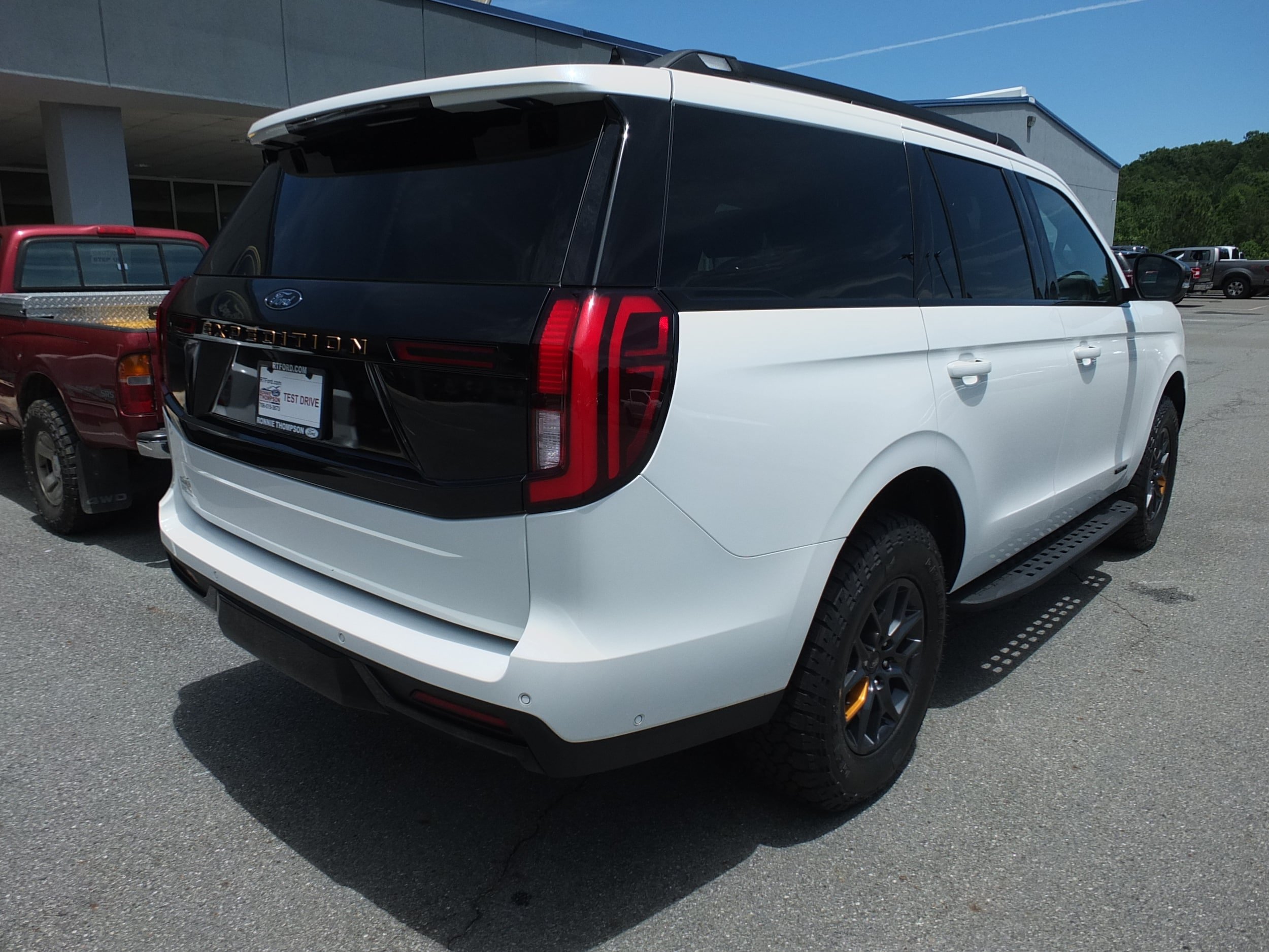 Used 2025 Ford Expedition Tremor AWD/4WD image 3