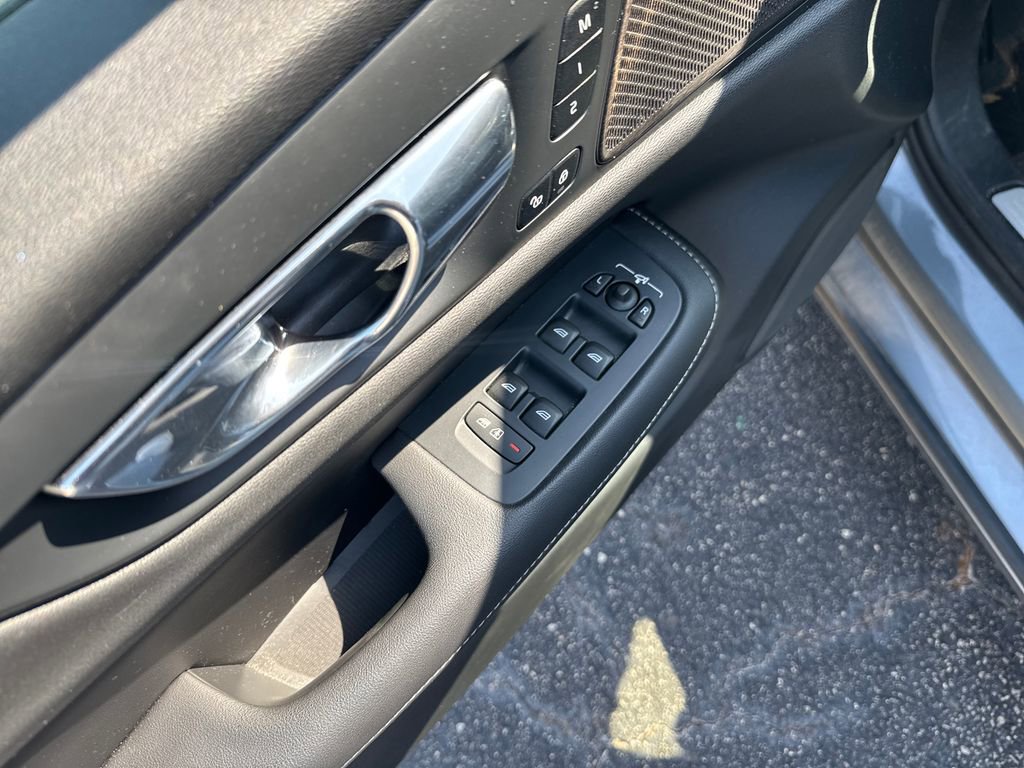 Used 2020 Volvo S60 T5 Inscription image 13