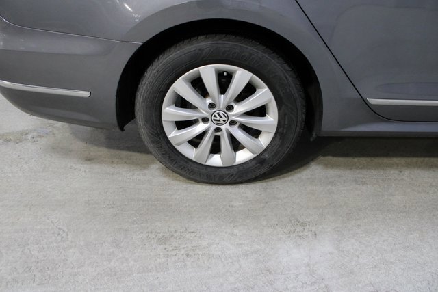 Used 2013 Volkswagen Passat TDI SEL Premium image 9