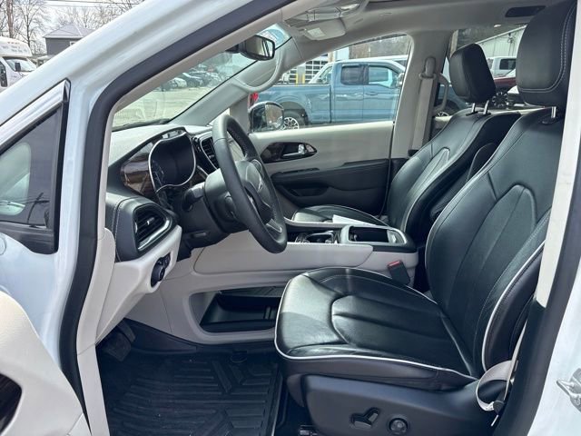 Used 2023 Chrysler Pacifica Limited w/ Uconnect Theater Family Group image 8